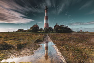Westerhever Leuchtturm mit traumhafter Spiegelung im Herbst